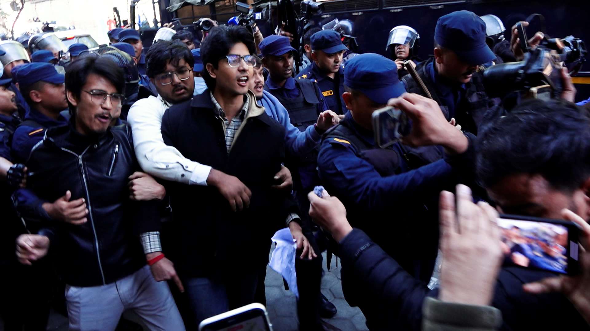 सिंहदरबार छिर्ने प्रयास गरेका जेनजी समूहलाई प्रहरीले लखेट्यो