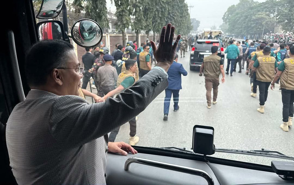 पक्राउ पर्ने डरले भागेका खालिदा जियाका छोरा रहमान १७ बर्षपछि आफ्नै देश फर्किए 