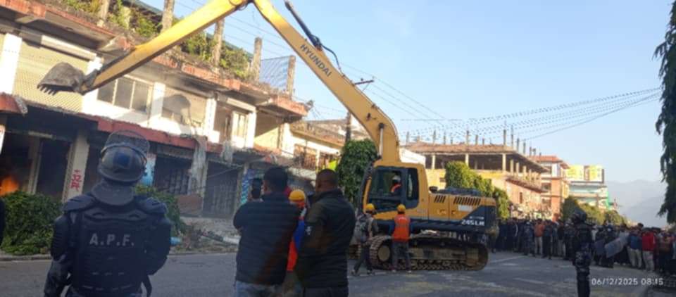 सडक विस्तार गर्न हेटौंडामा बिहानैदेखि डोजर सडक विस्तार गर्न हेटौंडामा बिहानैदेखि डोजर