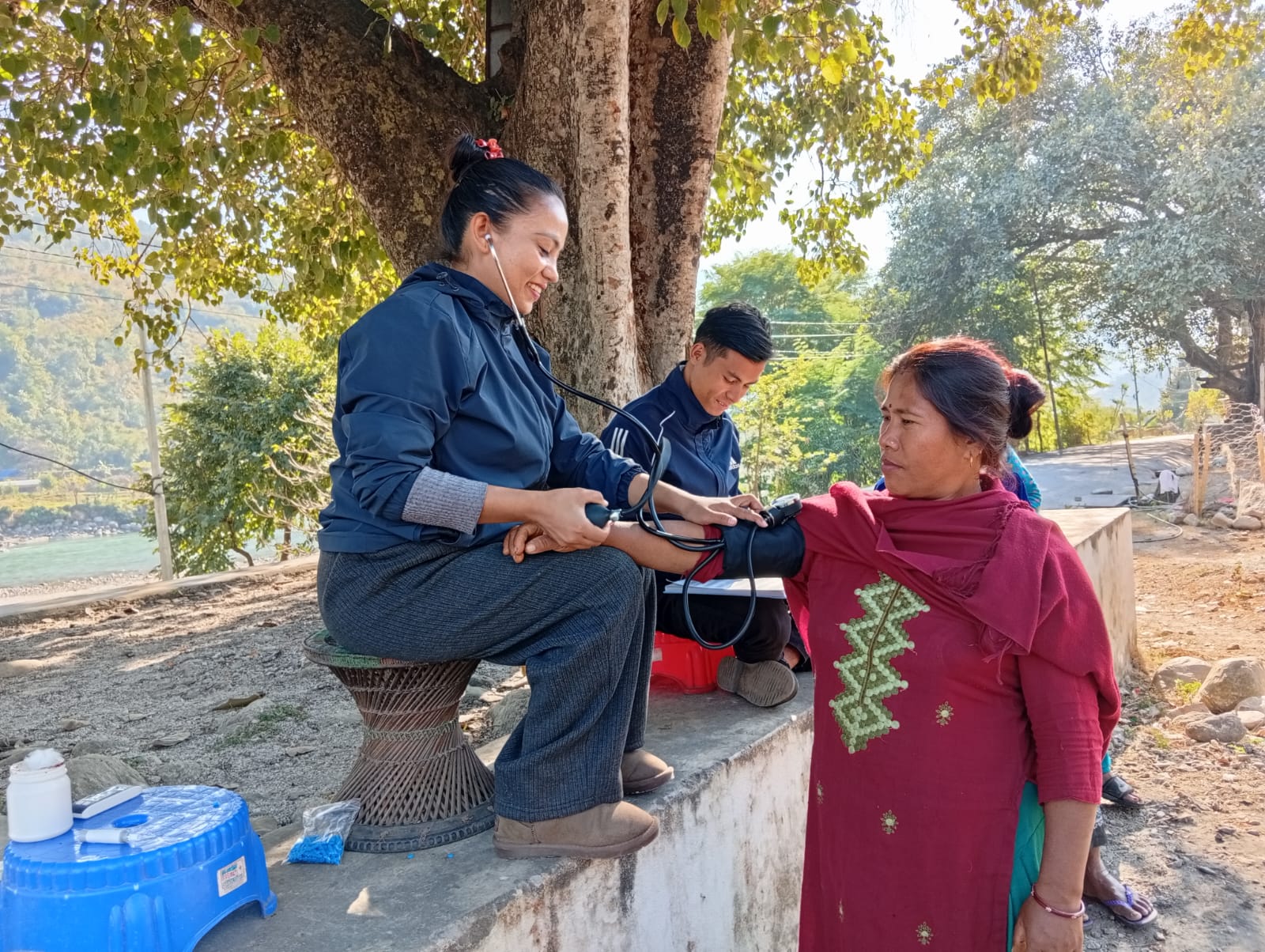 घर घरमा गएर बिरामी जाँच्दै आयुर्वेद तथा वैकल्पिक चिकित्सालयका स्वास्थ्यकर्मी घर घरमा गएर बिरामी जाँच्दै आयुर्वेद तथा वैकल्पिक चिकित्सालयका स्वास्थ्यकर्मी