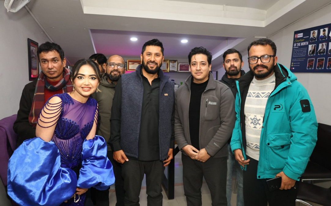 झरीपछिको इन्द्रेणी हेर्न श्रीमती र रास्वपा नेतासहित हलमा पुगे रवि लामिछाने