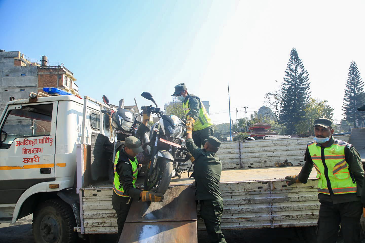 ट्राफिक प्रहरीले चोरी भएका स्कुटर /मोटरसाइकल प्रक्रिया पूरा गरी वास्तविक धनीलाई जिम्मा लगाउँदै