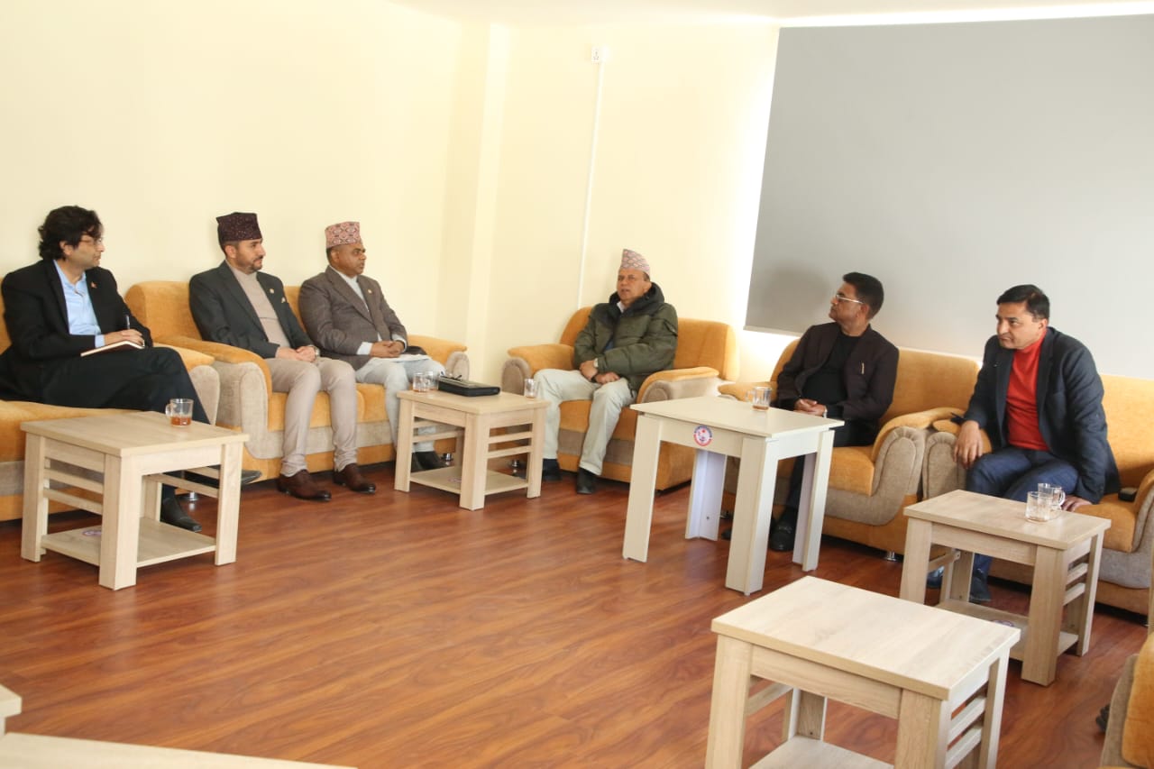 सरकारको राजनीतिक संवाद टोलीले एमाले कार्यालय अनुगमन गर्यो