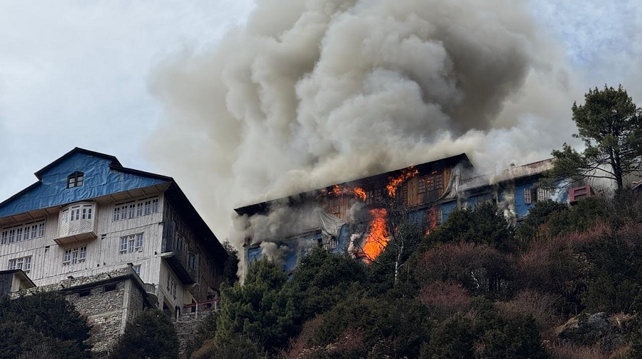उत्तरी गोरखाको रिपुम गुम्बामा आगलागी: तीन तले आवास जलेर नष्ट उत्तरी गोरखाको रिपुम गुम्बामा आगलागी: तीन तले आवास जलेर नष्ट