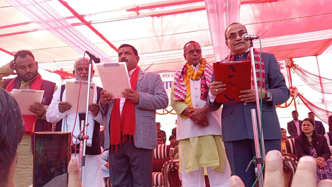 मधेश प्रदेशका नवनियुक्त मुख्यमन्त्रीसहित मन्त्रीहरुले लिए पद तथा गोपनीयताको सपथ मधेश प्रदेशका नवनियुक्त मुख्यमन्त्रीसहित मन्त्रीहरुले लिए पद तथा गोपनीयताको सपथ