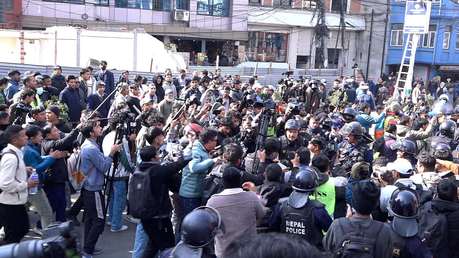 प्रधानमन्त्री र गृहमन्त्रीको राजीनामा माग गर्दै जेनजीहरुको आन्दोलन सुरु प्रधानमन्त्री र गृहमन्त्रीको राजीनामा माग गर्दै जेनजीहरुको आन्दोलन सुरु