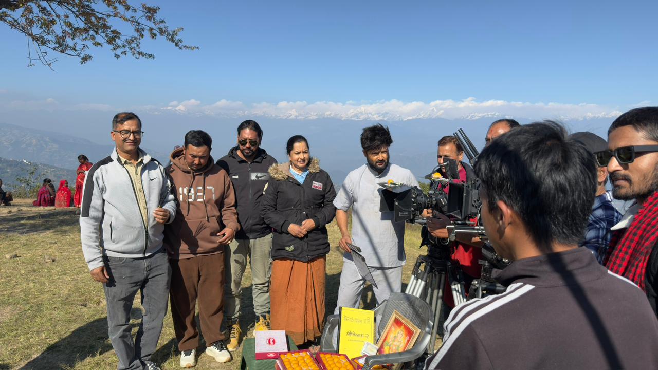 ‘झिँगेदाउ–२’ : दाप्चा फूलबारीमा क्यामेरा पूजा गरेर आर्यन सिग्देल लगायतका कलाकारहरु छायांकनमा