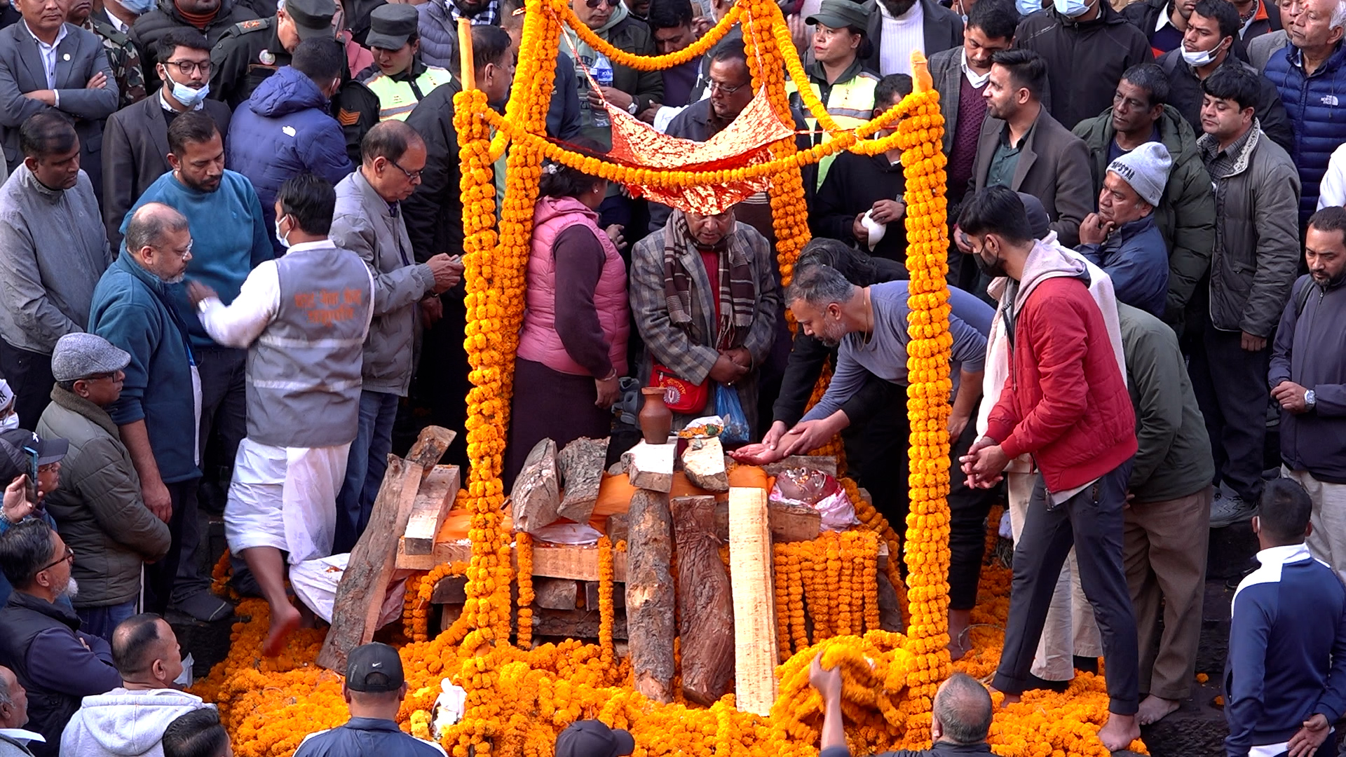 बालेनका बुबा रामनारायणको अन्त्येटि, श्रद्धाञ्जलीका लागि उच्च अधिकारीहरु आर्यघाटमा
