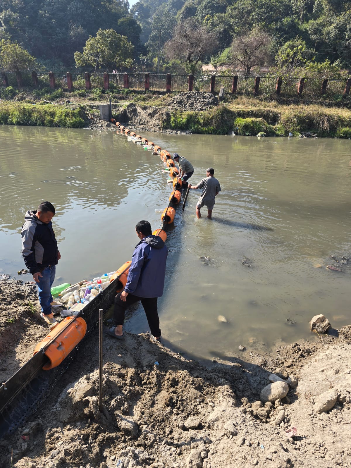 बागमती नदीमा तैरिने फोहोर पदार्थहरू संकलन गर्न ट्रास बेरियर राखियो