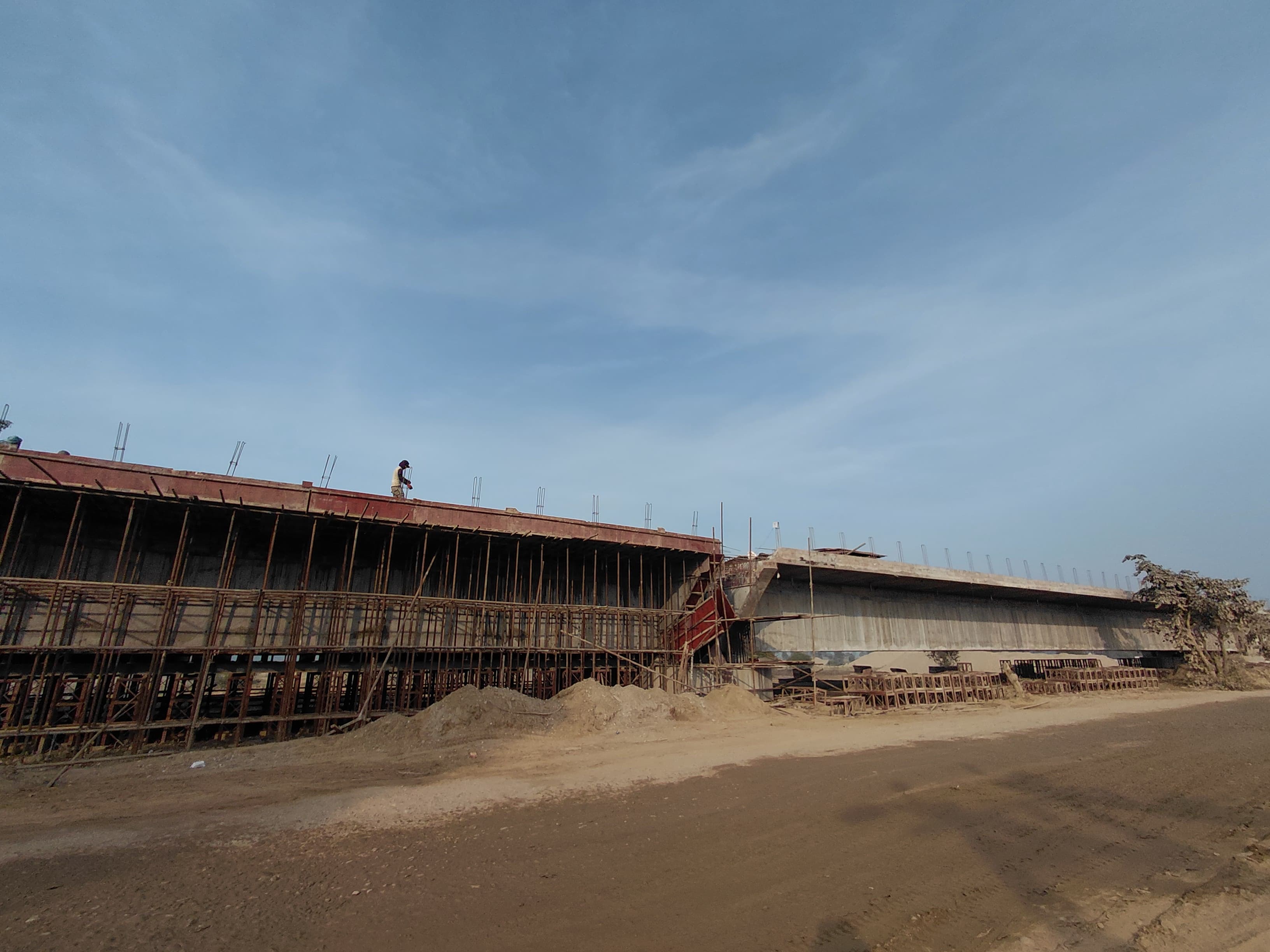 राप्ती नदीको सिधनियाघाटमा दुईलेनको निर्माणाधीन पक्की पुल तीव्र गतिमा अघि बढ्दै