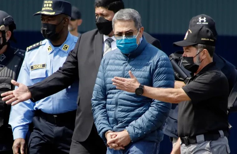 अमेरिकाले माफी दिएपछि हन्डुरसद्वारा पूर्वराष्ट्रपति हर्नान्डेजविरुद्ध पक्राउ पुर्जी जारी अमेरिकाले माफी दिएपछि हन्डुरसद्वारा पूर्वराष्ट्रपति हर्नान्डेजविरुद्ध पक्राउ पुर्जी जारी