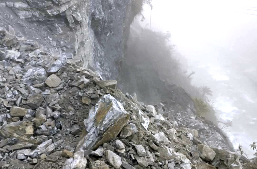 पहिरोले मेची राजमार्ग ठप्प