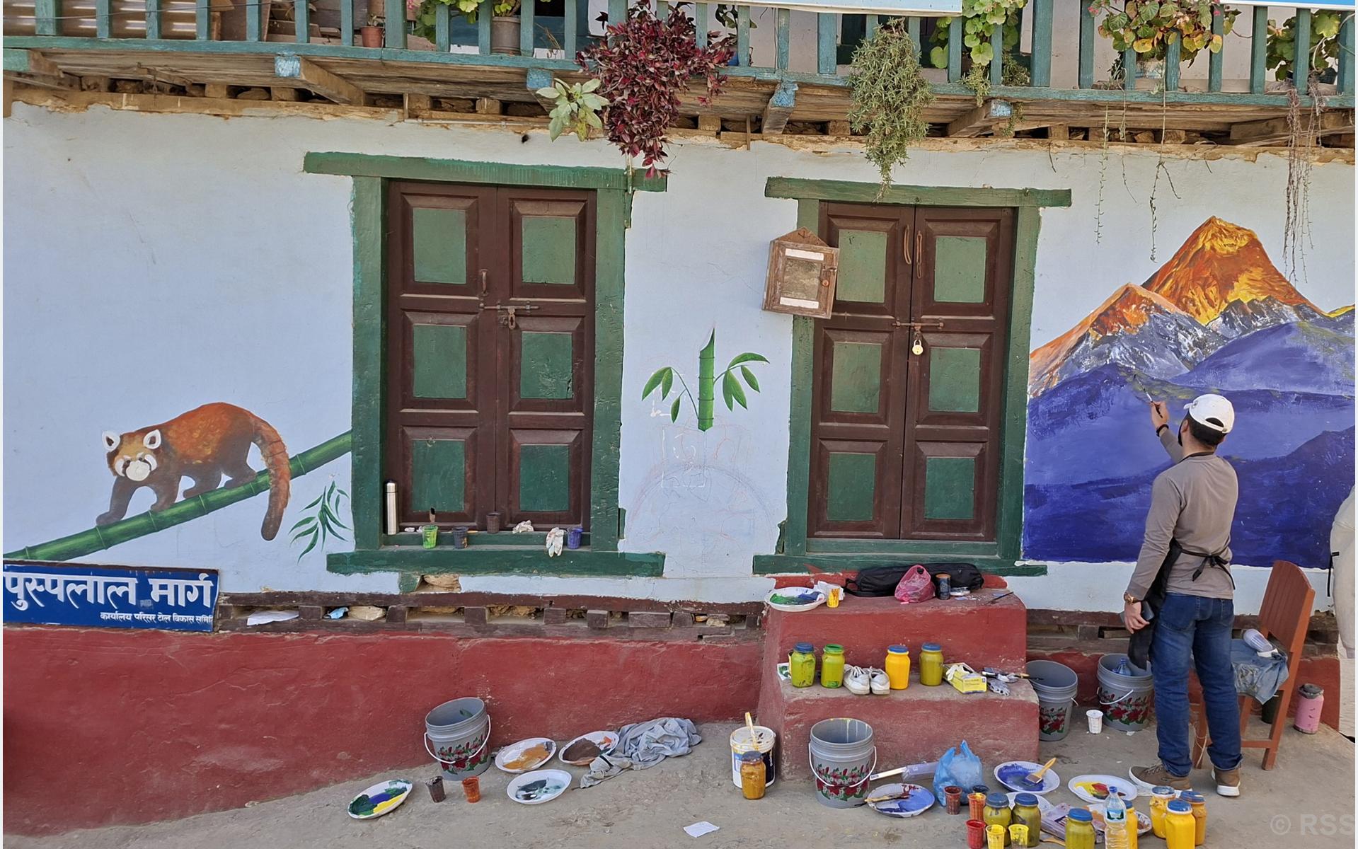 दिक्तेलमा चित्र बनाउँदै ललितकला क्याम्पसका विद्यार्थी दिक्तेलमा चित्र बनाउँदै ललितकला क्याम्पसका विद्यार्थी