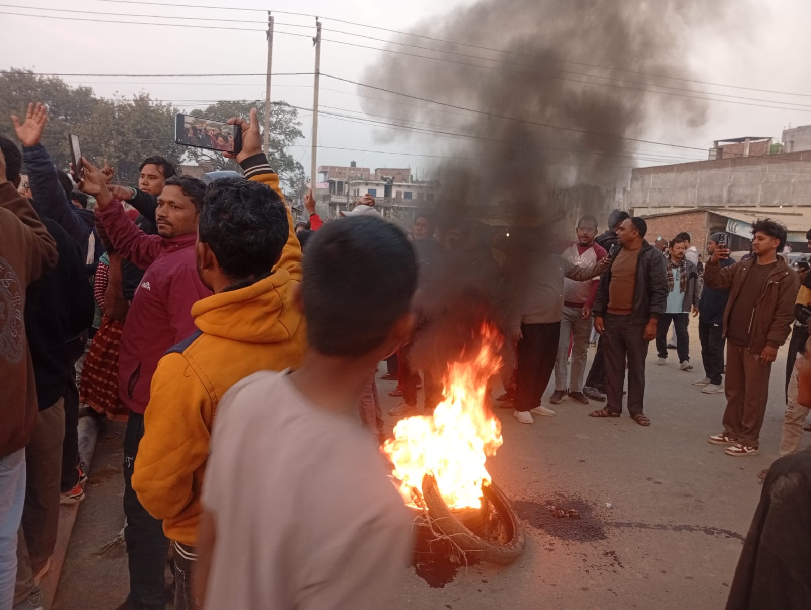 अस्पतालबाटै किशोरीको शव हराएपछि गोलबजारमा चक्का जाम अस्पतालबाटै किशोरीको शव हराएपछि गोलबजारमा चक्का जाम