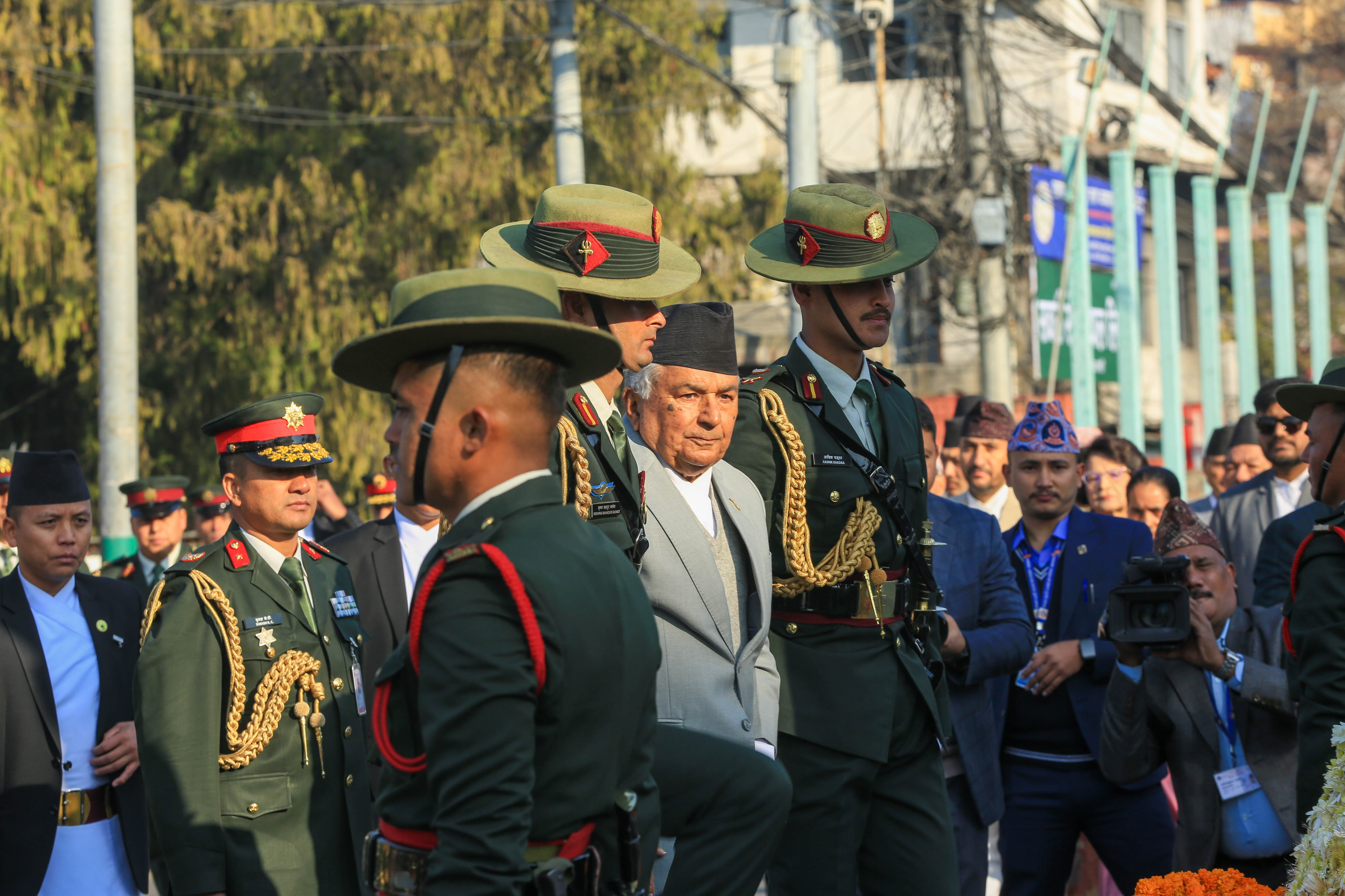 राष्ट्रपति र प्रधानमन्त्री द्वारा पृथ्वी नारायण शाहको सालिकमा माल्यार्पण