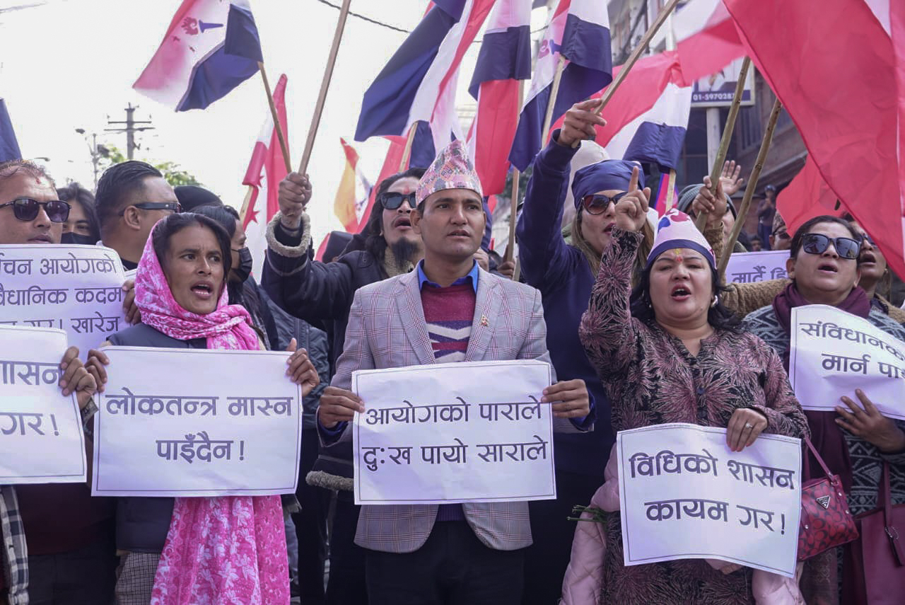 निर्वाचन आयोगको निर्णयविरुद्ध देउवा पक्षका कार्यकर्ताको माइतीघरमा प्रदर्शन