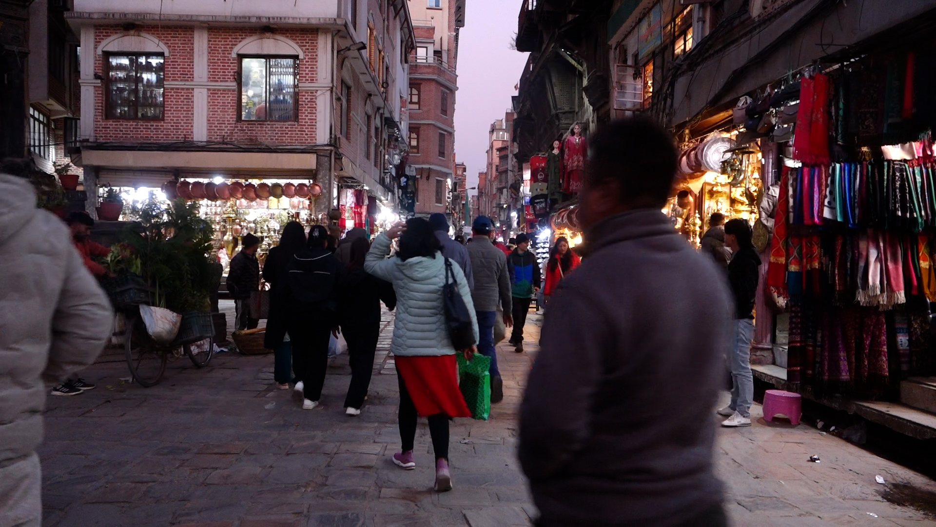 अंग्रेजी नयाँ वर्षः काठमाडौंका भित्रि बजारमा व्यापार न्यून, चहलपहल उच्च