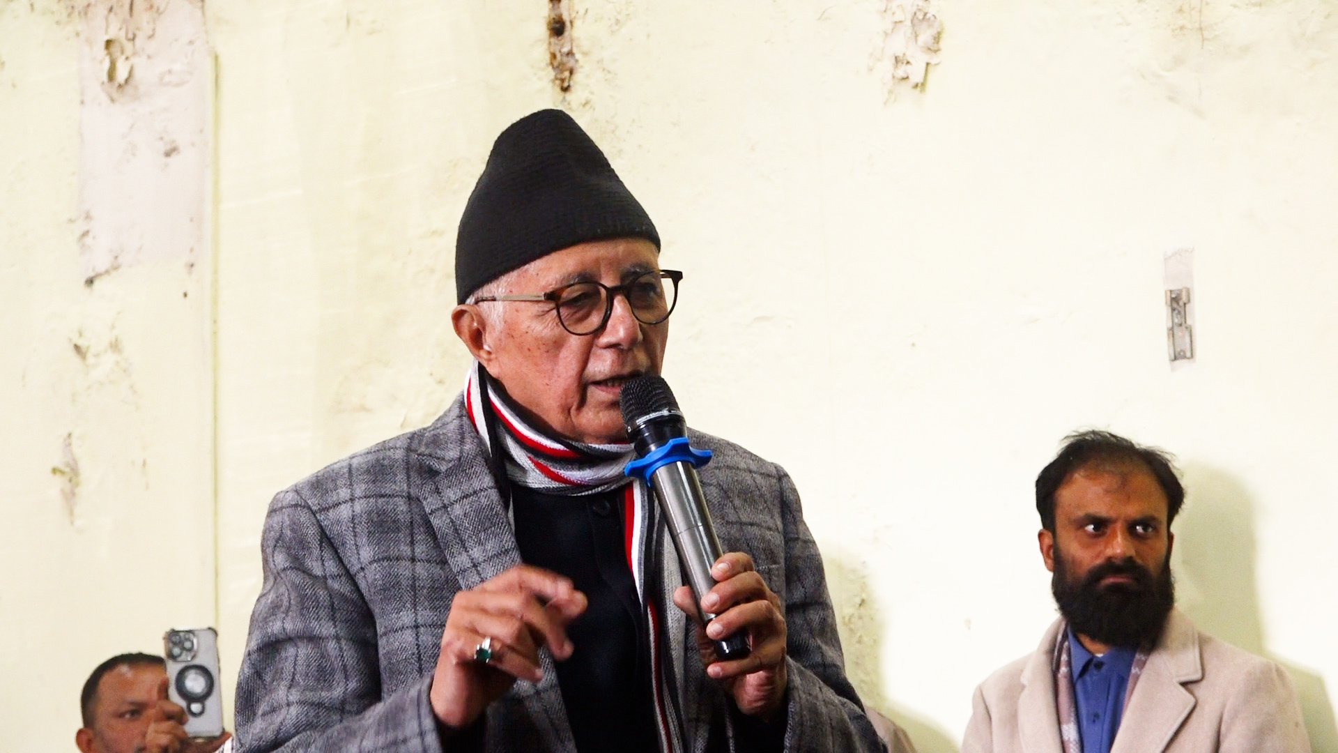 निर्वाचन आयोग पुगेर डा.कोइरालाले भनेः कुनैपनि पदाधिकारी वा व्यक्तिलाई विशेष महाधिवेशन बोलाउने अधिकार छैन