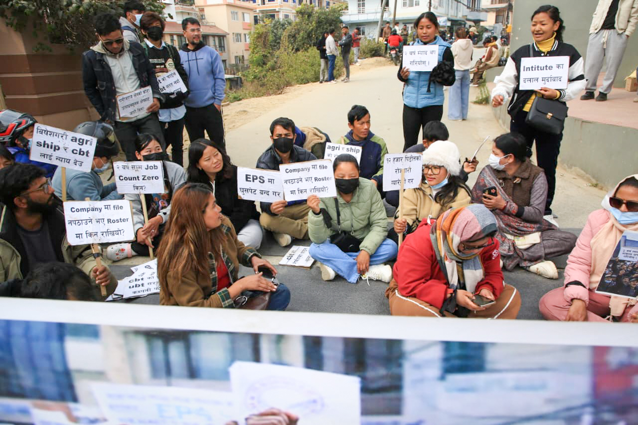 दुई वर्षदेखि कोरिया जान नपाएको भन्दै ईपीएस पास युवाको काठमाडौंमा प्रदर्शन