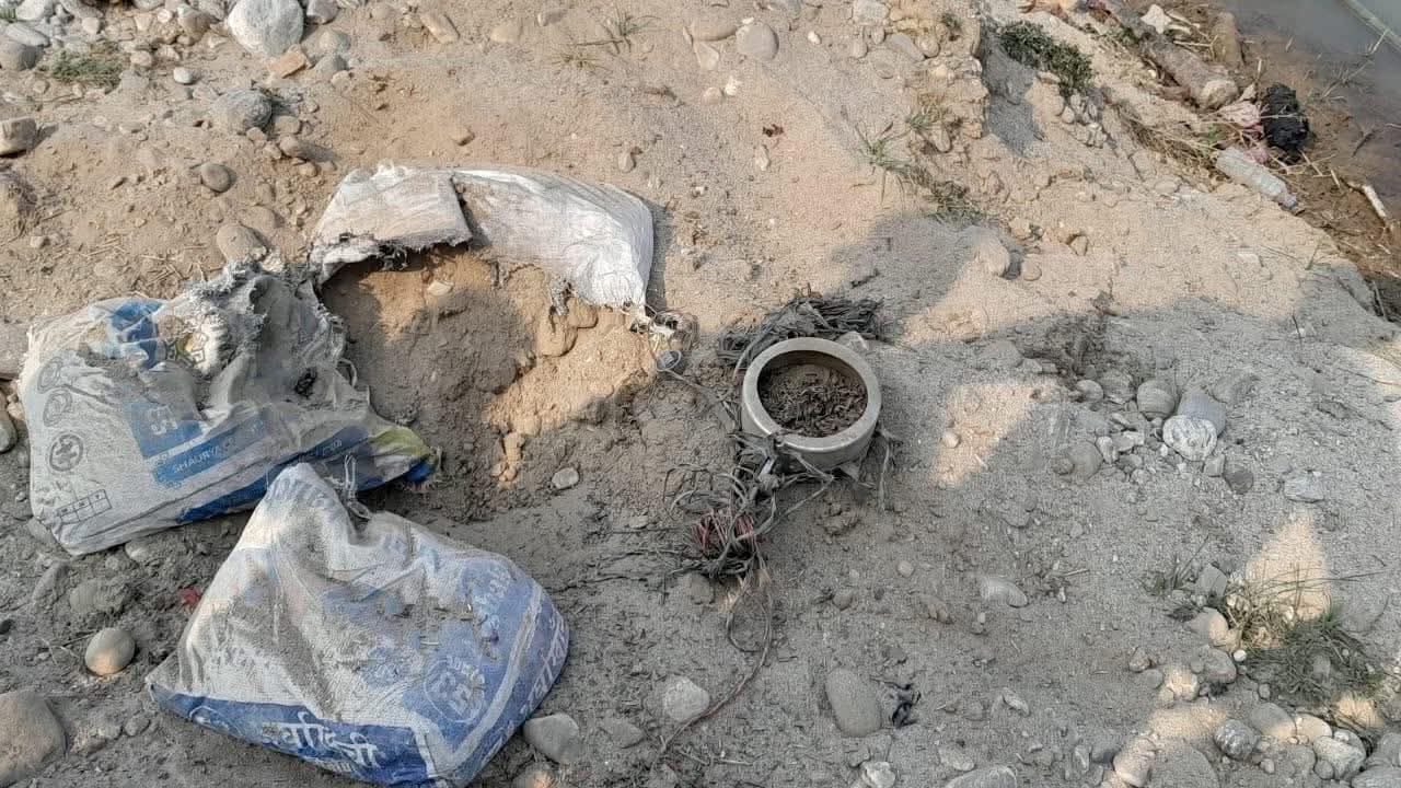 झापाको कन्काई माईखोला नजिकै शंकास्पद बस्तु फेला झापाको कन्काई माईखोला नजिकै शंकास्पद बस्तु फेला