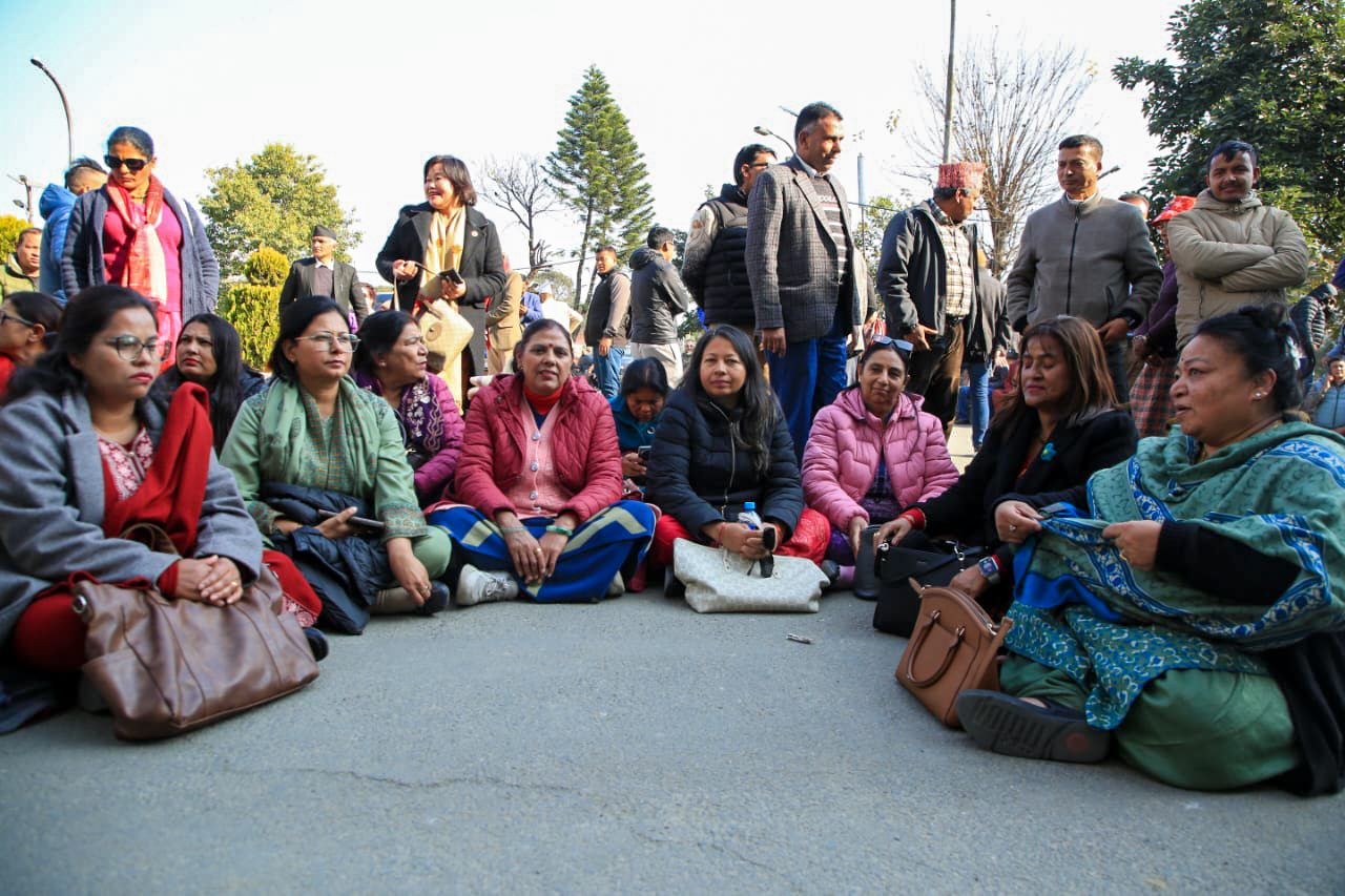 निर्वाचन आयोगलाई दबाब दिन गगन थापा समूह बहादुर भवन परिसरमा