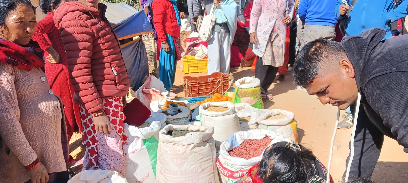 स्थानीय उत्पादन किनबेच र भेटघाटको थलो बन्दै रामेछाप हाट