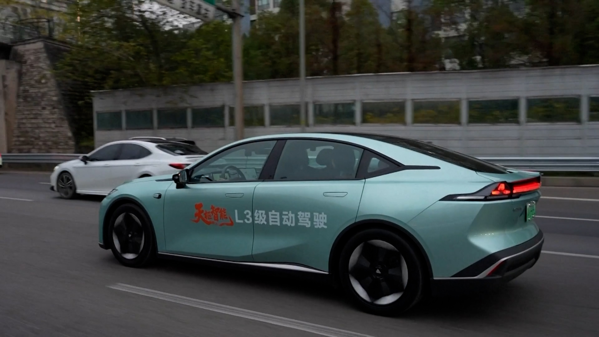 चीनका सडकहरुमा गुड्न थाले चालकविहीन कार