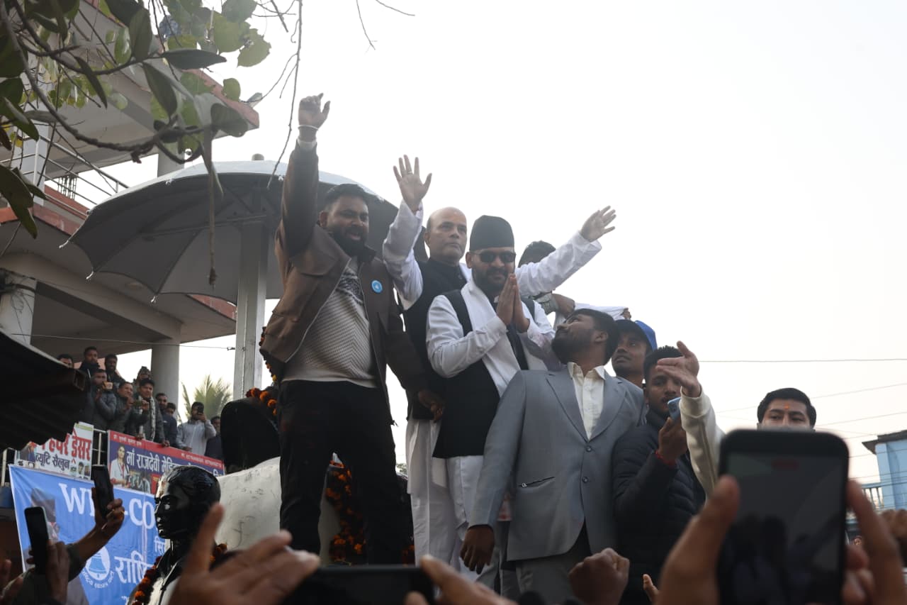 लहानमा मधेशका प्रथम सहिद रमेश महतोको शालिकमा बालेन साहद्वारा माल्यार्पण