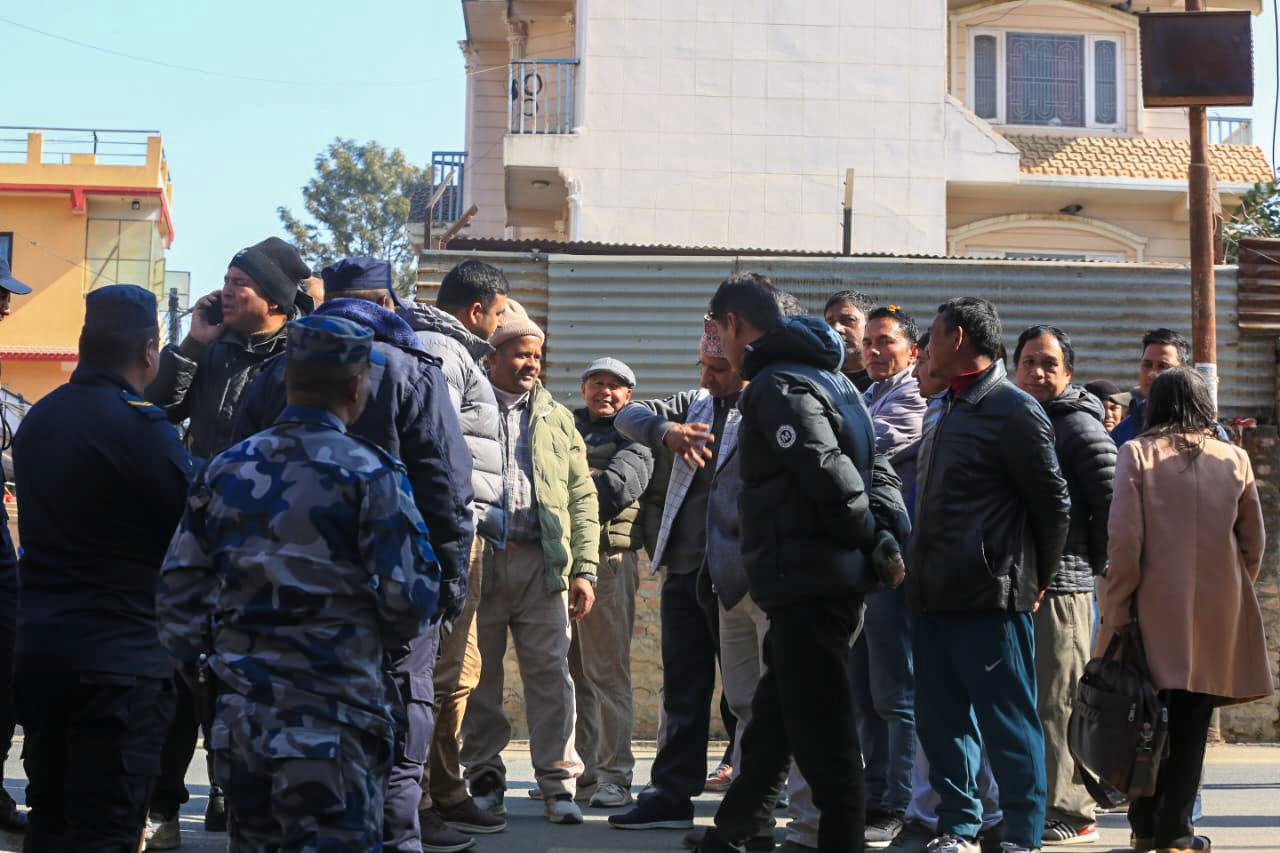 कांग्रेस केन्द्रीय कार्यालय परिसरमा लफडा, नेताहरुलाई गेटमै रोक्ने प्रयास