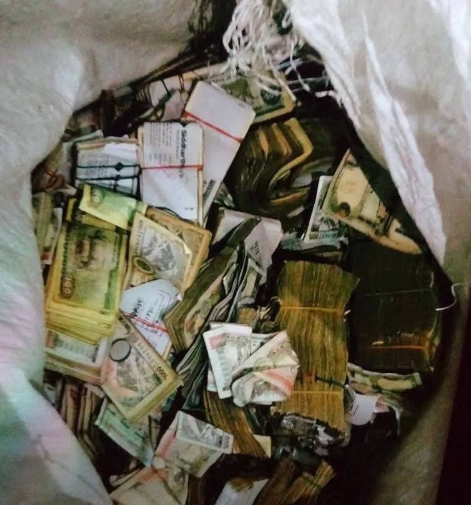 एसबीआई बैंकबाट करिब ३ करोड ७ लाख रुपैयाँ लुटियो, लुटेरा फरार एसबीआई बैंकबाट करिब ३ करोड ७ लाख रुपैयाँ लुटियो, लुटेरा फरार