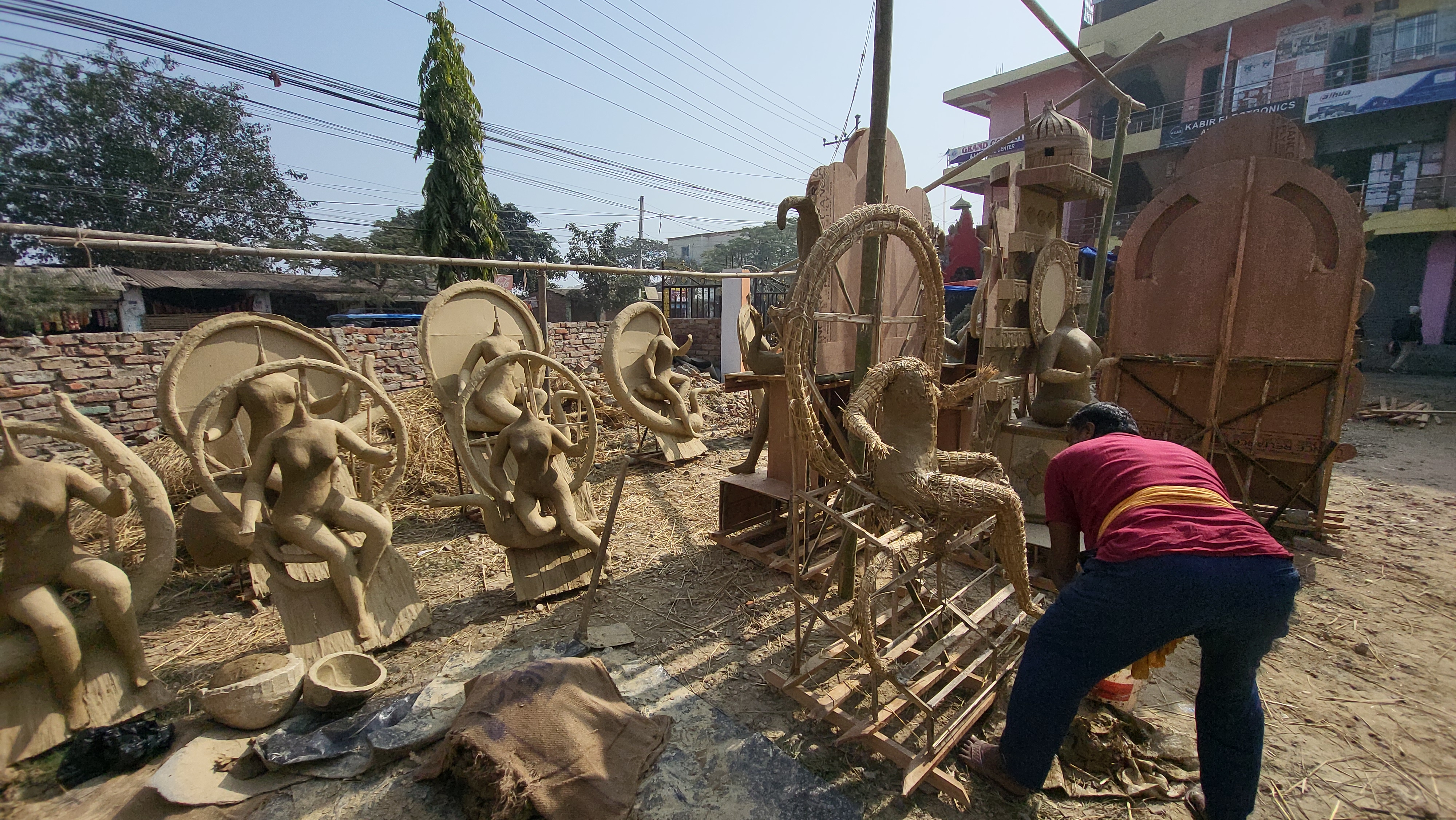 सरस्वती पूजा नजिकिँदा मूर्तिकारलाई भ्याईनभ्याई, मौसमले थप्यो चुनौति सरस्वती पूजा नजिकिँदा मूर्तिकारलाई भ्याईनभ्याई, मौसमले थप्यो चुनौति