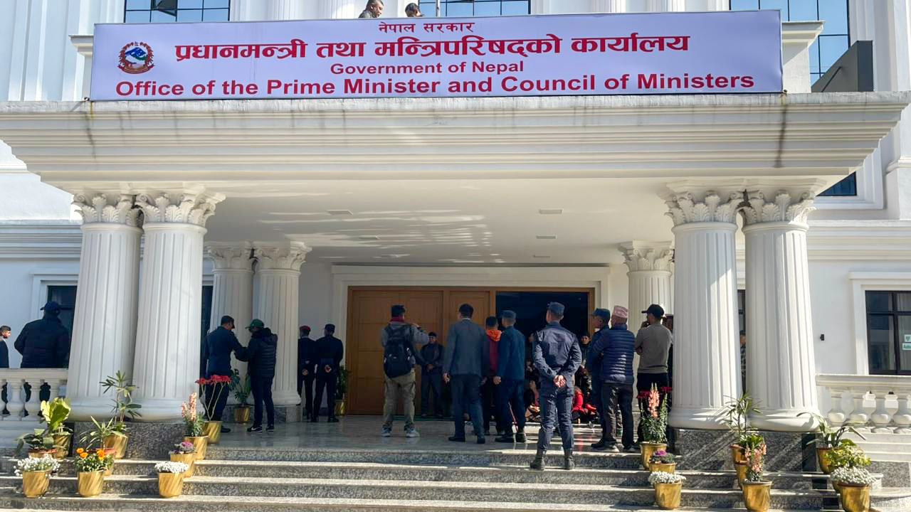 प्रधानमन्त्री कार्यालय अगाडि मृतक जेनजीका परिवारको धर्ना