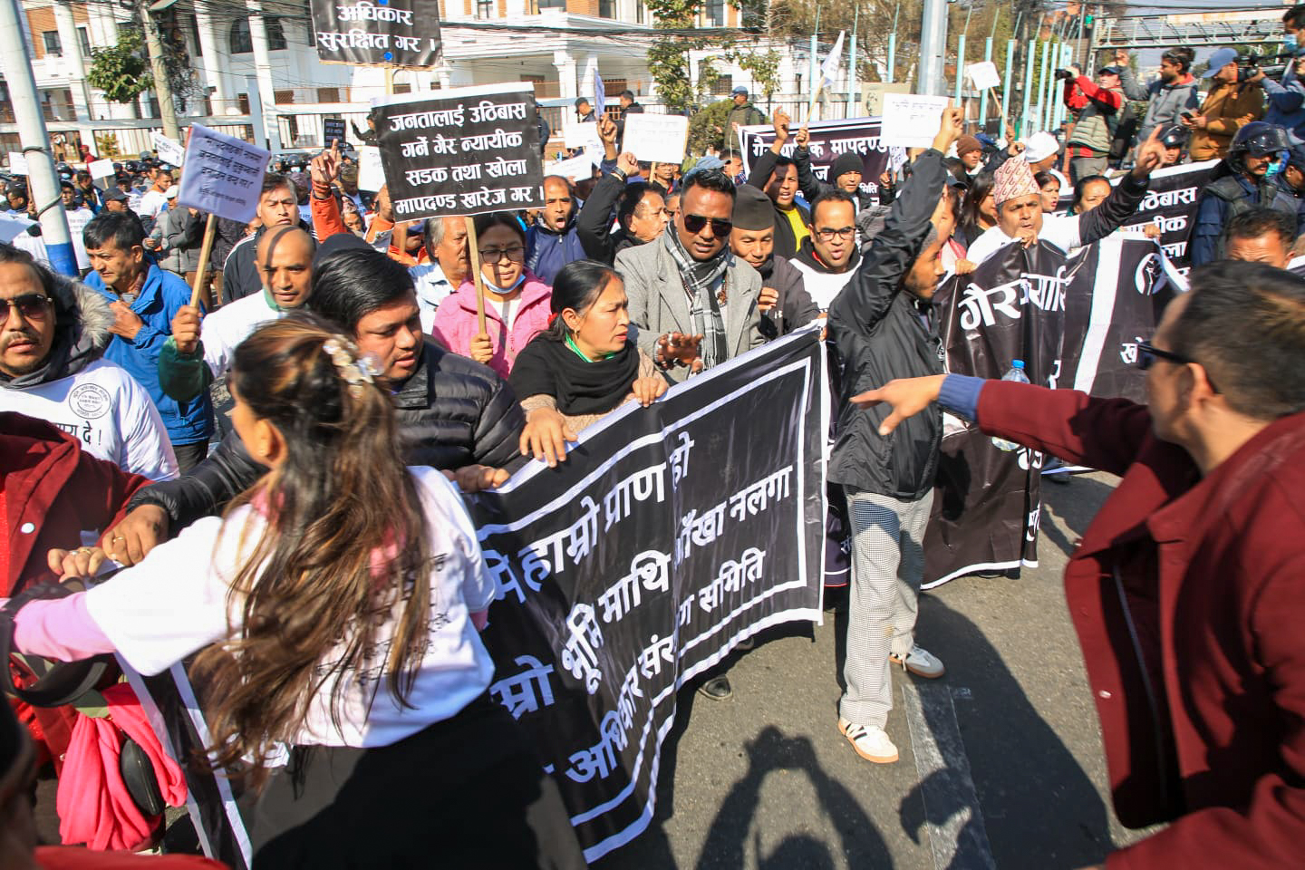 खोलानदी मापदण्ड खारेजीको माग गर्दै माइतीघरमा विरोध प्रदर्शन