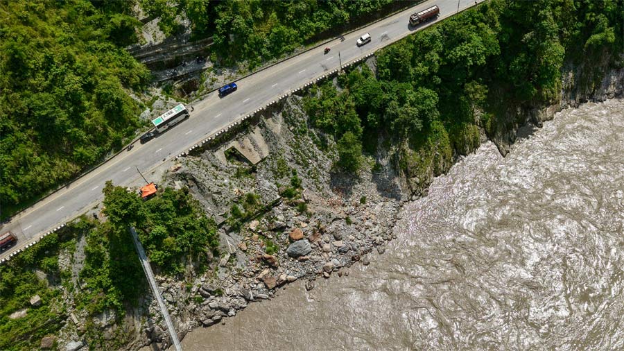 सिमलताल बस दुर्घटनाको ६ महिनापछि त्रिशूली किनारमा बसको अवशेष फेला