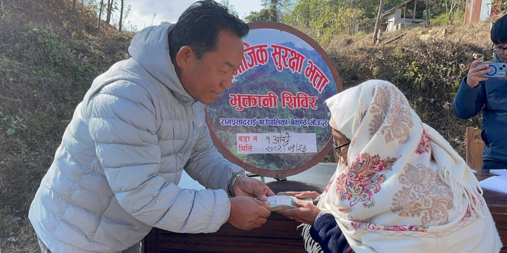 दुर्गम क्षेत्रका ज्येष्ठ नागरिकको घरदैलोमै भत्तासँगै न्यानो कपडा