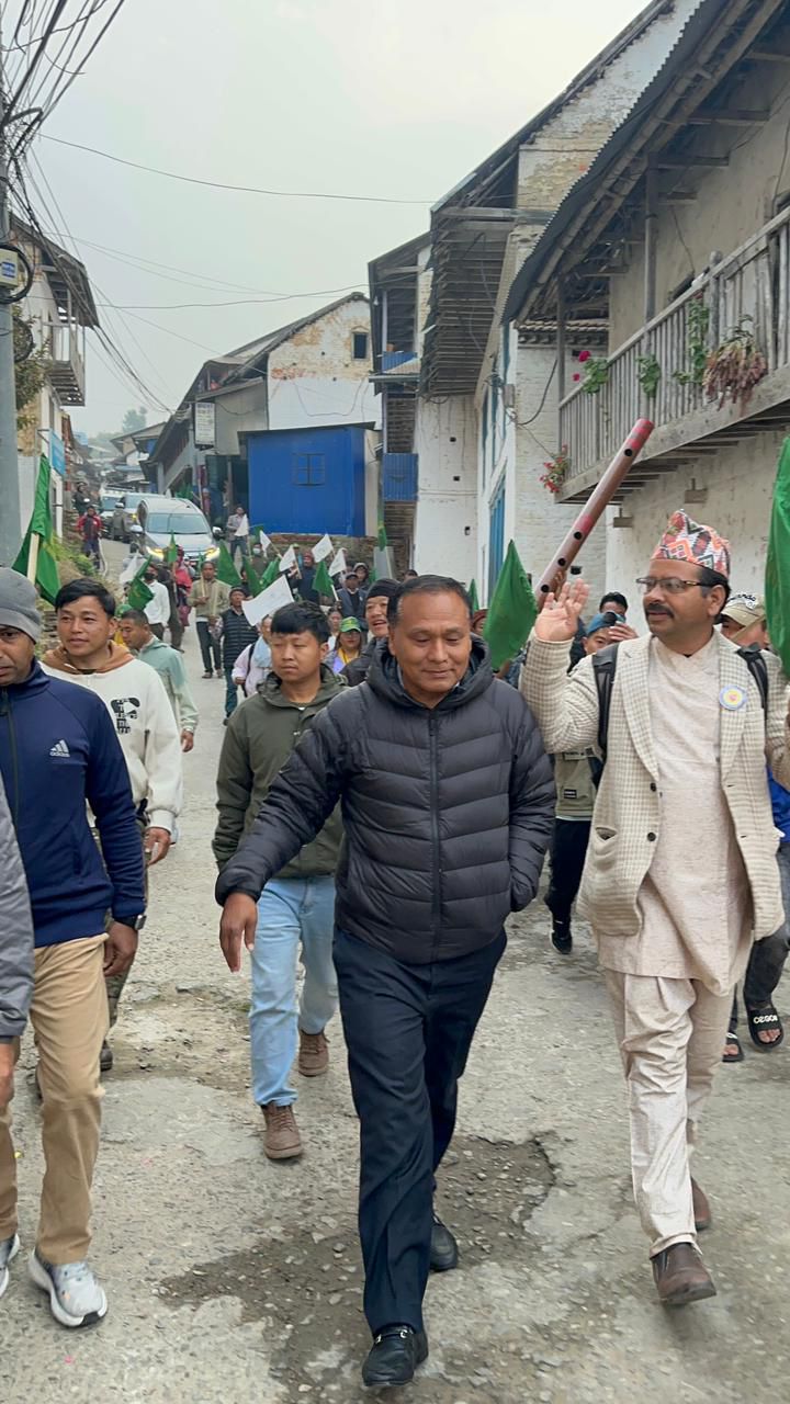 संखुवासभाको चैनपुर बजारमा अध्यक्ष घिसिङसहित घनश्याम राई घरदैलो कार्यक्रममा