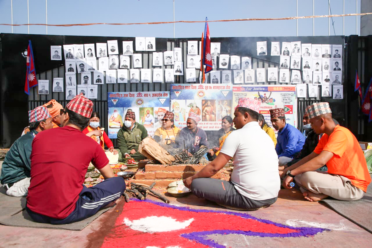 जेनजी आन्दोलनका मृतकहरुको आत्मा शान्तिको लागि संदभवन अगाडी हवन गर्दै मृतकका आफन्तहरू