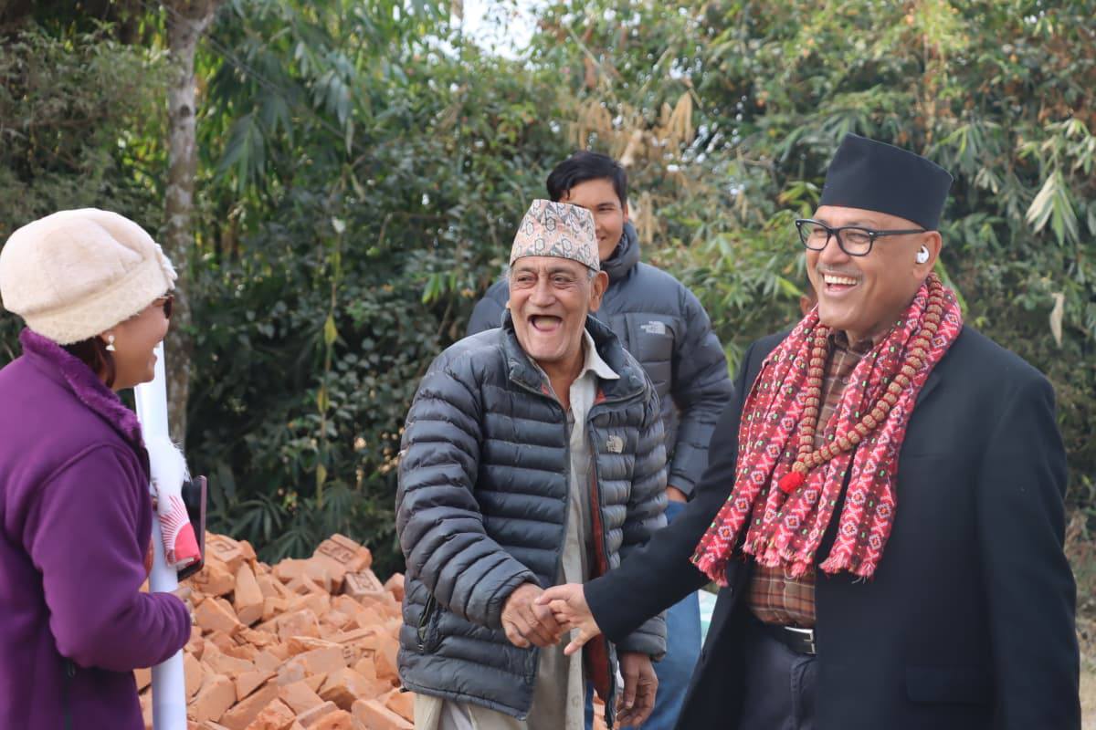 पूर्वराजदूत डा.कार्की चुनावी मैदानमा : सात बुँदे प्रतिवद्धता पत्र लिएर मतदाता भेट्दै पूर्वराजदूत डा.कार्की चुनावी मैदानमा : सात बुँदे प्रतिवद्धता पत्र लिएर मतदाता भेट्दै