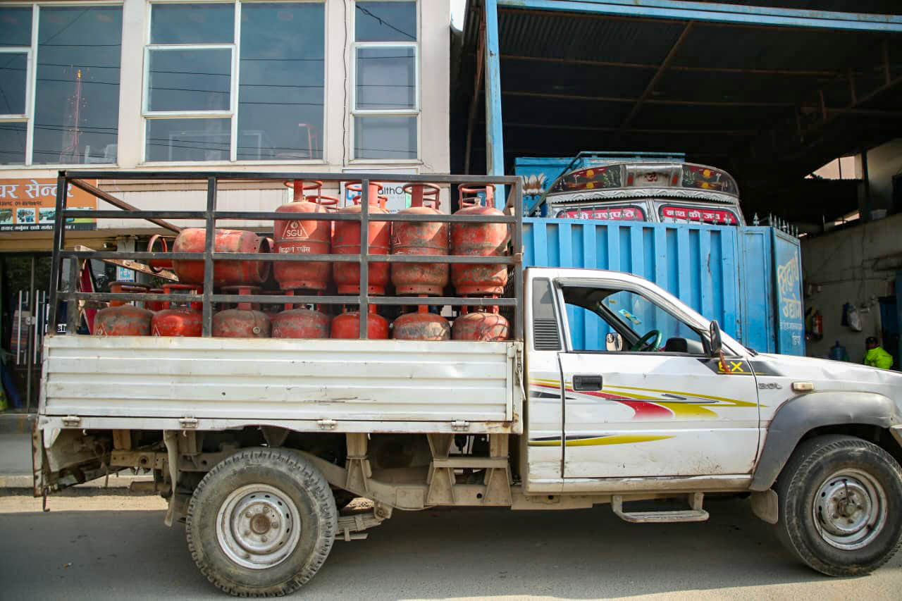 एलपी ग्यास आपूर्ति असहज, उपभोक्ता कृतिम अभावमा एलपी ग्यास आपूर्ति असहज, उपभोक्ता कृतिम अभावमा