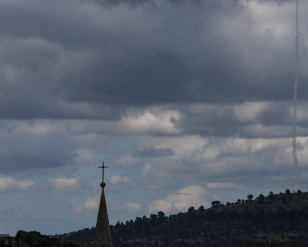 इरानले इजरायलमाथि जवाफ, मिसाइल र ड्रोन वर्षा