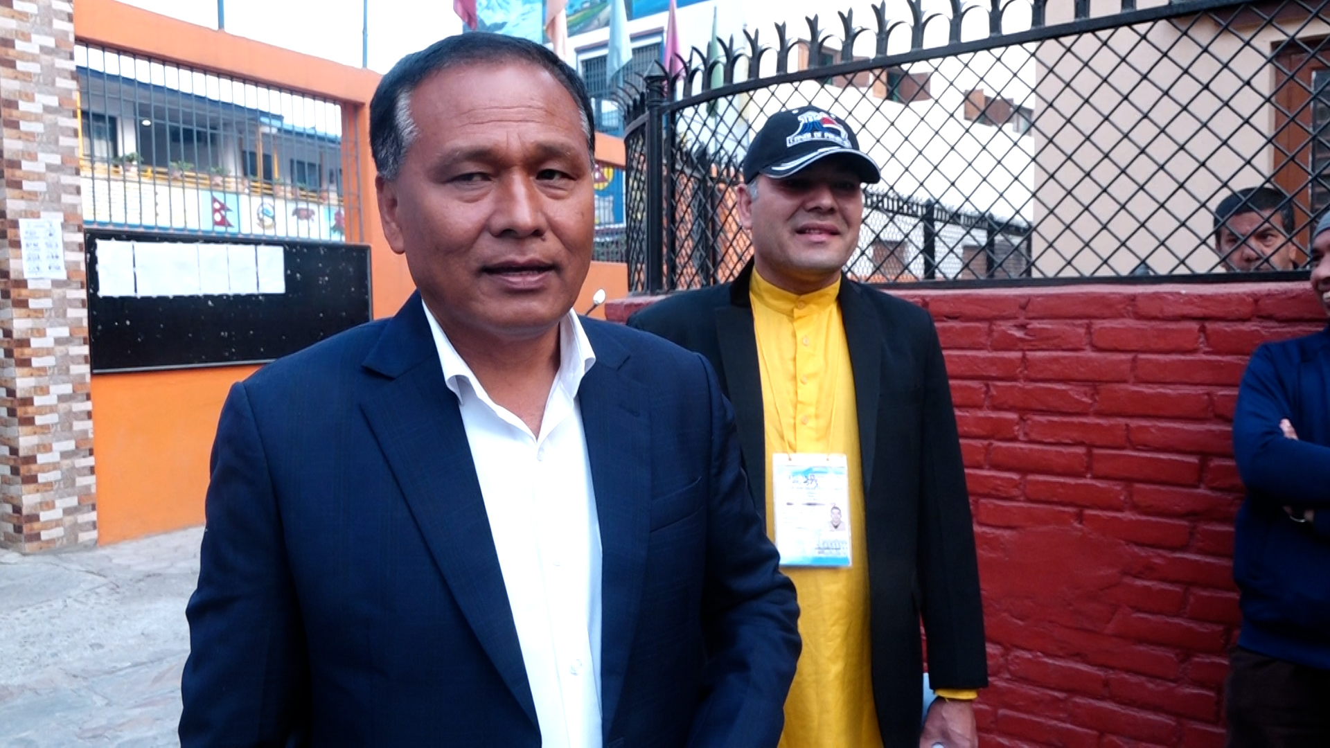 पूर्वमन्त्री कुलमान घिसिङले महाँकालबाट गरे मतदान