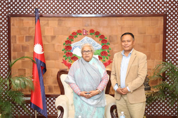 प्रधानमन्त्री कार्कीलाई उज्यालो नेपाल पार्टीले बुझायो बधाई ज्ञापन प्रधानमन्त्री कार्कीलाई उज्यालो नेपाल पार्टीले बुझायो बधाई ज्ञापन