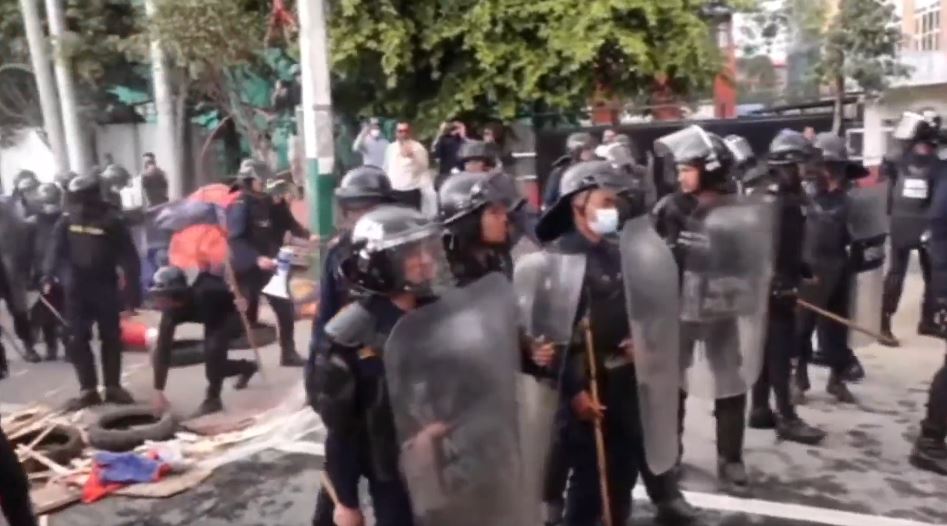 काठमाडौं जिल्ला अदालत अगाडि एमाले प्रदर्शनकारी र प्रहरीबीच झडप