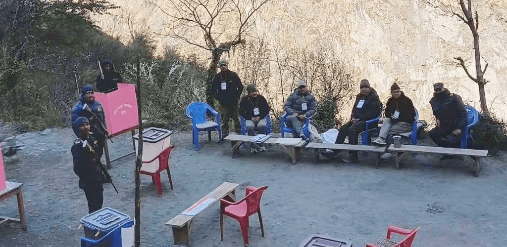 दार्चुलामा रित्तो मतपेटिका बोकेर फर्किए कर्मचारी