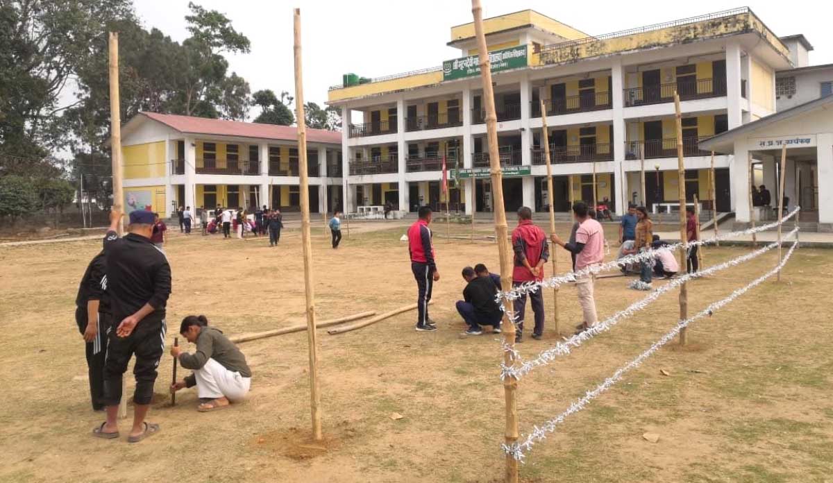 निर्वाचनका लागि धमाधम बन्दैछन् मतदानस्थल निर्वाचनका लागि धमाधम बन्दैछन् मतदानस्थल