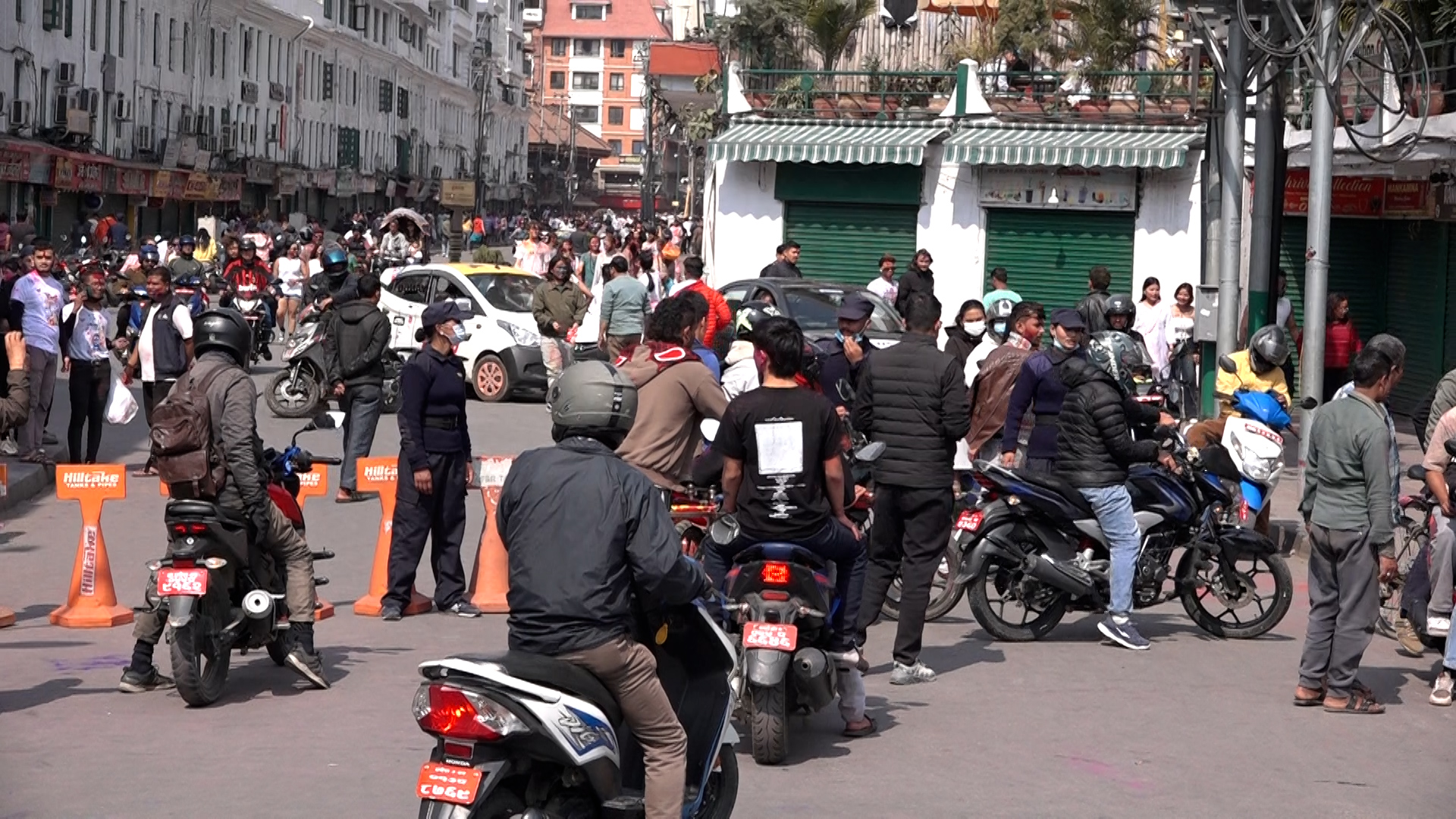 काठमाडौंको ट्राफिक व्यवस्थापनमा निर्वाचन प्रहरी, ट्राफिक प्रहरी अन्यन्त्रै खटाइयो काठमाडौंको ट्राफिक व्यवस्थापनमा निर्वाचन प्रहरी, ट्राफिक प्रहरी अन्यन्त्रै खटाइयो