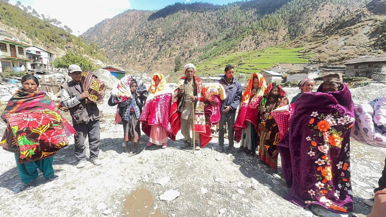 नगरपालिकाद्वारा ज्येष्ठ नागरिकलाई न्यानो कपडा वितरण