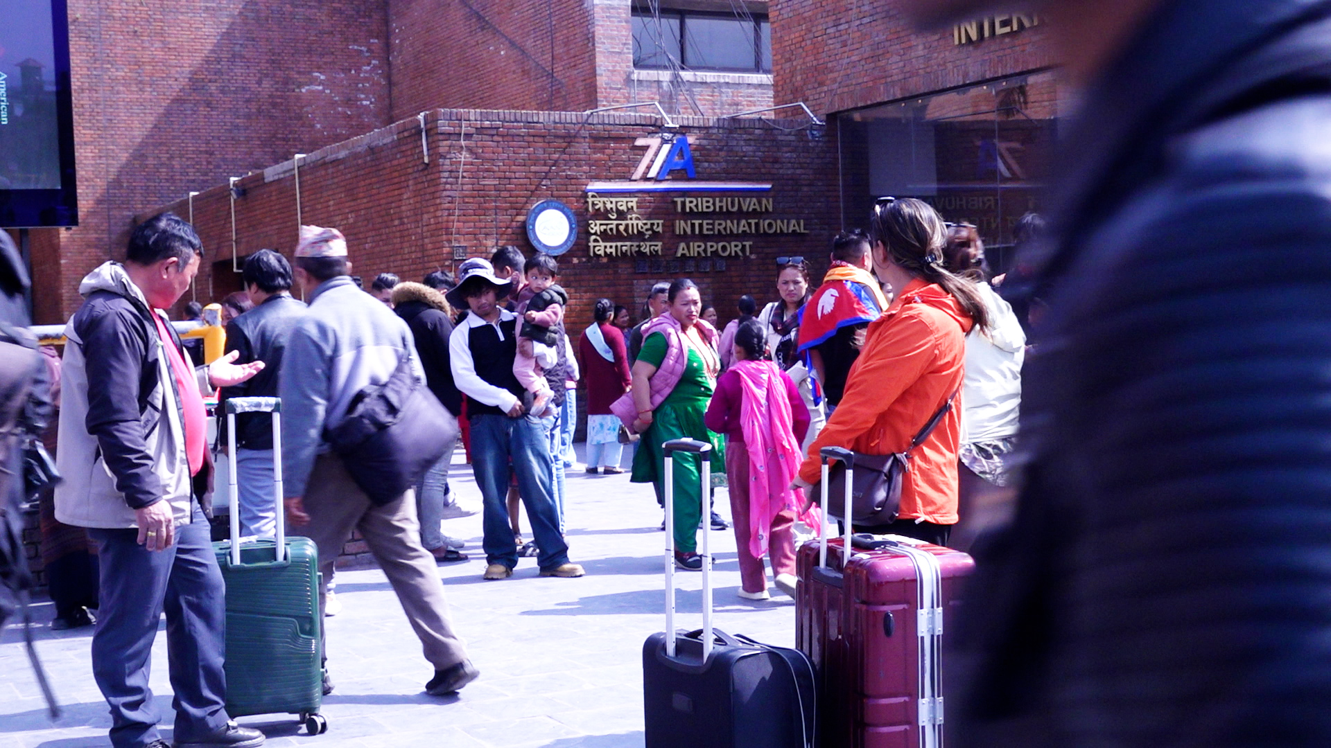 त्रिभुवन विमानस्थलमा यात्रुहरूको भिड 