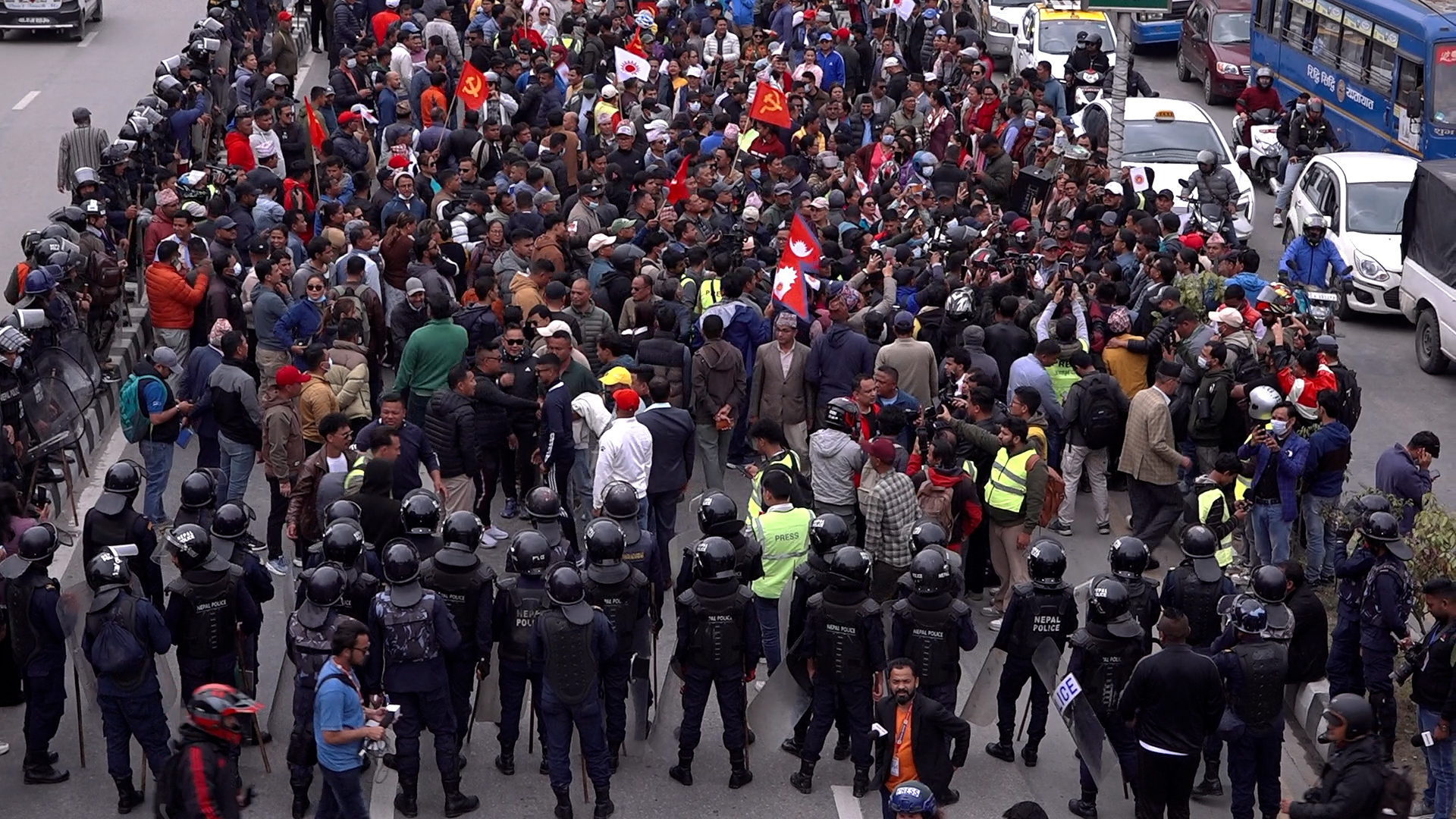 ओलीको पक्राउविरुद्ध आन्दोलन जारी, प्रधानमन्त्री र गृहमन्त्रीमाथि छनविनको माग ओलीको पक्राउविरुद्ध आन्दोलन जारी, प्रधानमन्त्री र गृहमन्त्रीमाथि छनविनको माग