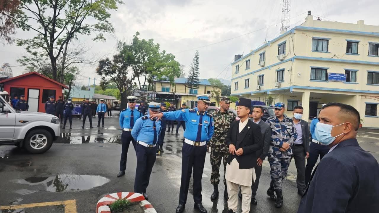 गृहमन्त्री गुरुङले गरे प्रहरी र सशस्त्र प्रहरी कार्यालयहरुको निरीक्षण